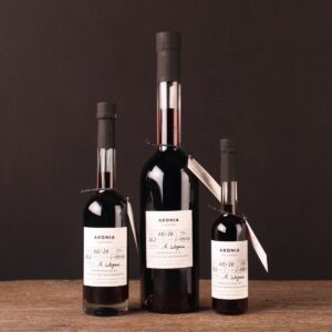 Unser Aronia – Fruchtlikör eignet sich besonders als Aperitif. Sein intensiv herb-säuerlicher Geschmack harmoniert besonders mit einem trockenen Sekt