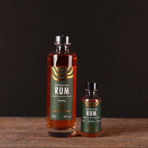 Unser Sächsischer Rum ist ein Unikat – ein handwerklich hergestellter Melasse-Rum, der Tradition, Qualität und regionale Verbundenheit in sich vereint.