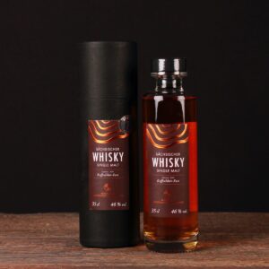 Sächsischer Whisky mit Kaffeelikör-Finish; bernsteinfarbener Whisky im Glas mit Noten von Kaffee, Kakao und Vanille.
