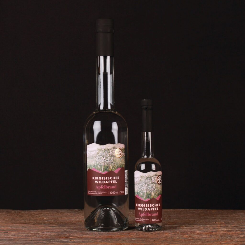 Flasche mit kirgisischen Wildapfelbrand; fruchtig-herbe Marzipanaromen und Apfelduft.