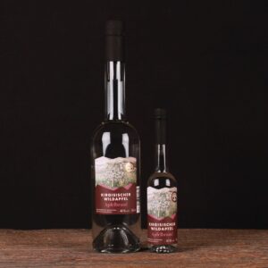 Flasche mit kirgisischen Wildapfelbrand; fruchtig-herbe Marzipanaromen und Apfelduft.