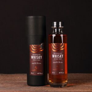 Sächsischer Whisky mit Ex‑Bourbon-, Islay- und sächsische Metreifung; im Glas bernsteinfarbener, leicht rauchiger Whisky mit warmer Honignote.